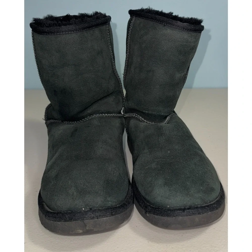 UGG Australia Womens 8 Boot Classic Short Outdoor Winter Warm Cool‎ Weather Cozy